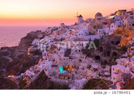 サントリーニ島イアの夕暮れ 16796401