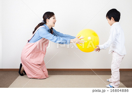大玉で遊ぶ子どもと先生 大玉で遊ぶ子どもと先生 16804886