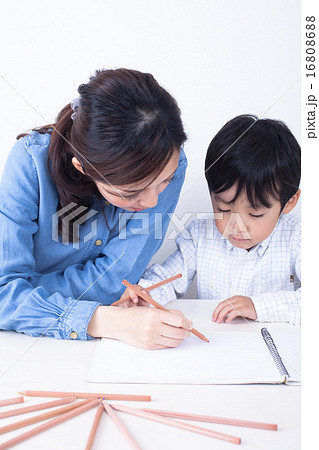 お絵描きする子どもと母 16808688