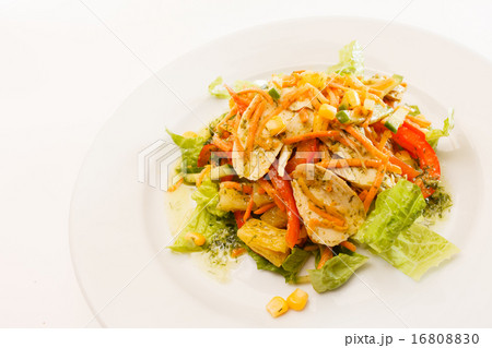vegetable salad with chips 16808830
