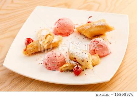 pancakes with ice cream 16808976