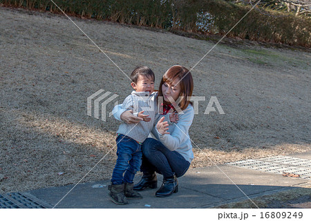 転んだ子供を助ける母 16809249