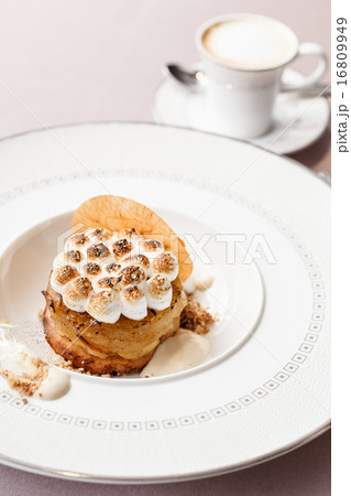 apple cake with meringue 16809949