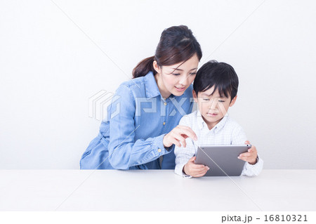 タブレットを操作する親子 16810321