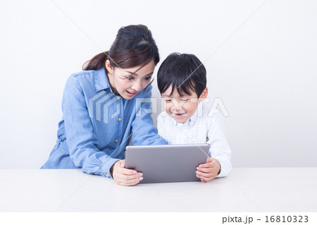 タブレットを操作する親子 16810323