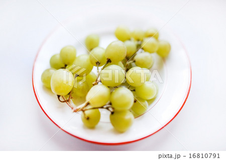 fresh grapes 16810791