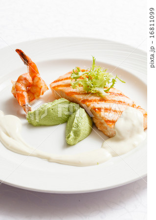 salmon steak salmon steak 16811099