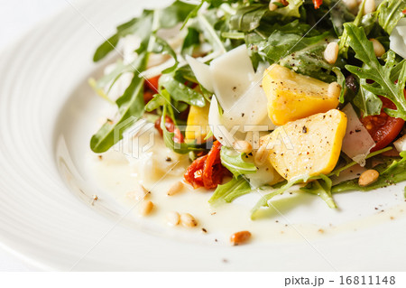 salad with arugula 16811148