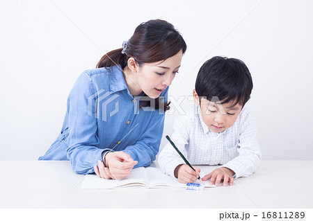 子供に勉強を教える母親 子供に勉強を教える母親 16811289