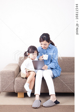 タブレットを操作する主婦 16811544