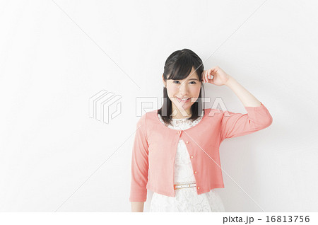 立ちポーズ 16813756