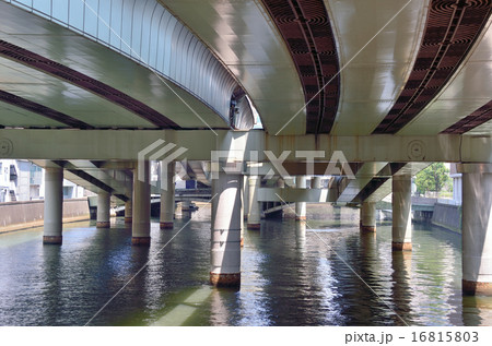 日本橋の首都高速道路 16815803