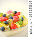 フルーツのクレーム・パティシエール　白背景　（縦位置） 16815814