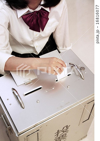 18歳選挙権に伴い女子高校生が制服で選挙へ1 16816077