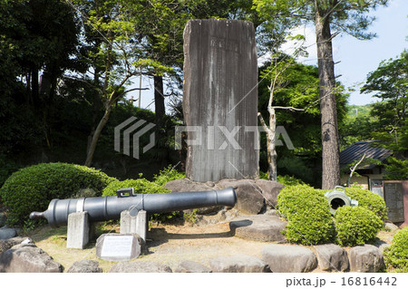 韮山反射炉の反射炉碑と24ポンドカノン砲 16816442