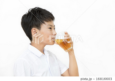 お茶 麦茶 を飲む男の子の写真素材
