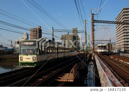 山陽本線と並行する広島電鉄宮島線3700形 16817130