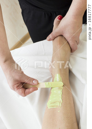 Woman in a beauty salon doing depilation 16817777