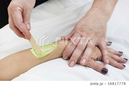 Woman in a beauty salon doing depilation 16817778