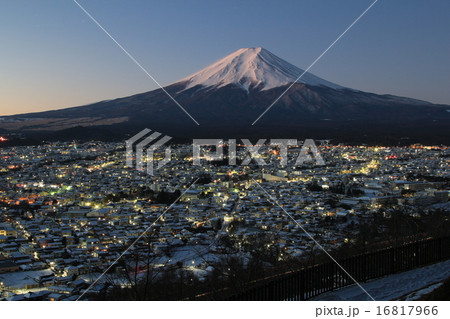 富士吉田市の街並みと富士山 16817966