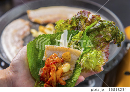 サムギョッサルをサンチュで包んで食べる 16818254