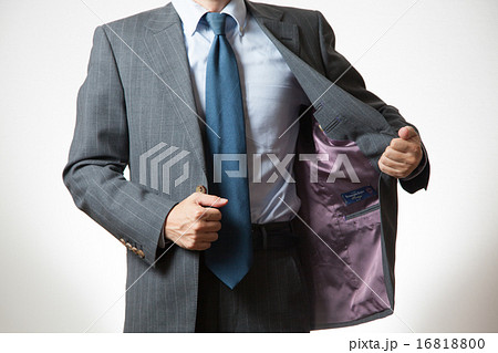 スーツの上着を脱ぐ男性の写真素材