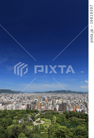 紫雲山から見た栗林公園東門と商工奨励館、南庭北湖、そして高松市街（左は屋島） 16819397