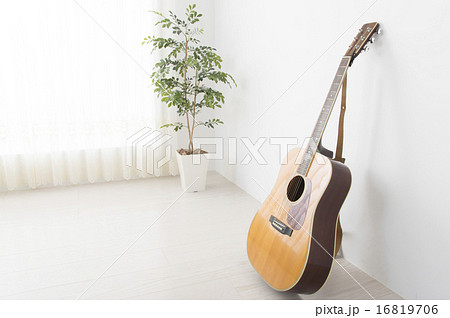 楽器可 楽器を立てかけている部屋の写真素材