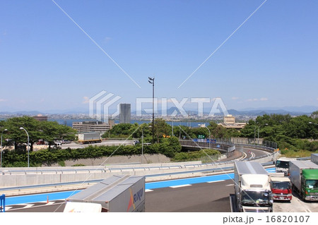 滋賀県大津サービスエリアから見た琵琶湖と街並み風景 16820107