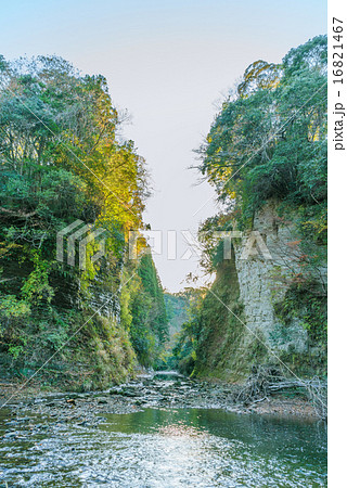 秋の養老渓谷の弘文洞跡の風景の写真素材