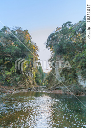 秋の養老渓谷の弘文洞跡の風景の写真素材