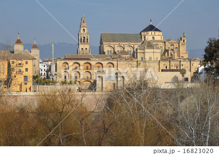 スペイン　コルドバ　グアダルキビル川越しに見たメスキータ 16823020