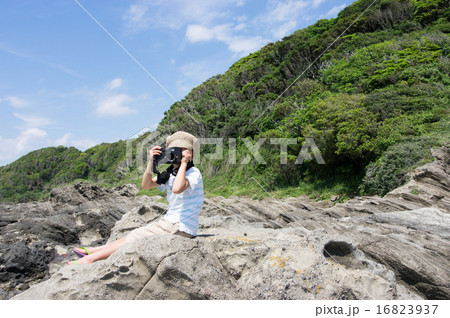 岩場に座り撮影する子供。小さなカメラマン（三浦半島、長浜海岸） 16823937
