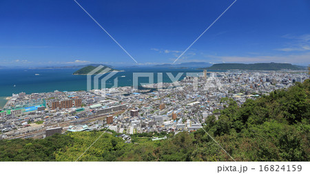 高松市街とフェリー、女木島、屋島、大島、小豆島などの瀬戸内海 16824159