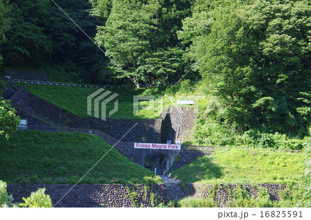 新潟　糸魚川ジオパーク　フォッサマグナの断層の露頭（糸魚川静岡構造線）施設全景～横 16825591