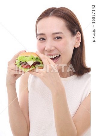 ハンバーガーを食べる女性の写真素材