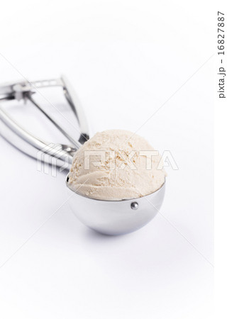 Vanilla creme brulee ice cream scoop isolated 16827887