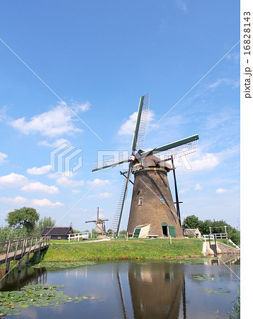 世界遺産 オランダ キンデルダイクの風車網の写真素材 [16828143