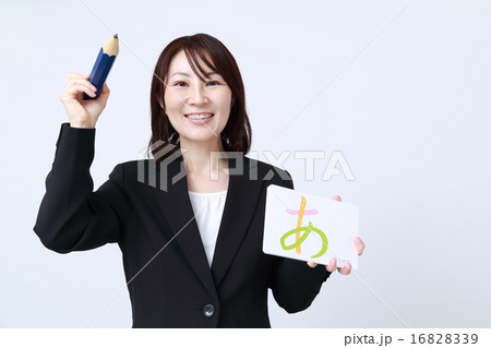 ひらがなカードを持つ講師 16828339