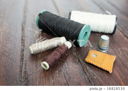 Thimble and needles for sewing close-up  16828530