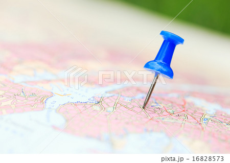 Travel destination, blue  pin on the map 16828573