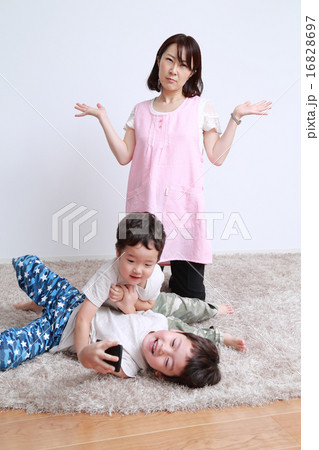 喧嘩をする兄弟と母親 16828697