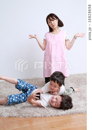 喧嘩をする兄弟と母親 喧嘩をする兄弟と母親 16828698