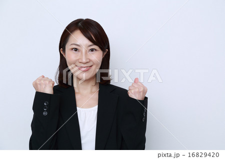 ガッツポーズするキャリアウーマン ガッツポーズするキャリアウーマン 16829420