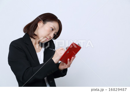 働くミドル女性 16829487