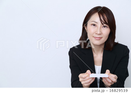 名刺を差し出す女性 名刺を差し出す女性 16829539