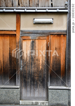 京町家の木戸 16830192