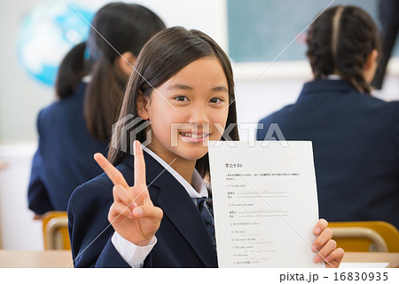満点を取る中学生 満点を取る中学生 16830935