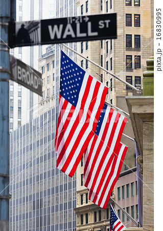 Wall street, New York, USA. 16830995