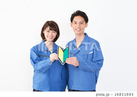若葉マークと男女作業員 若葉マークと男女作業員 16831693